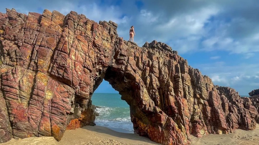 Inlfuenciadora publicou foto em cima da Pedra Furada nas redes sociais, onde possui quase 30 mil seguidores. — Foto: Instagram/ Reprodução