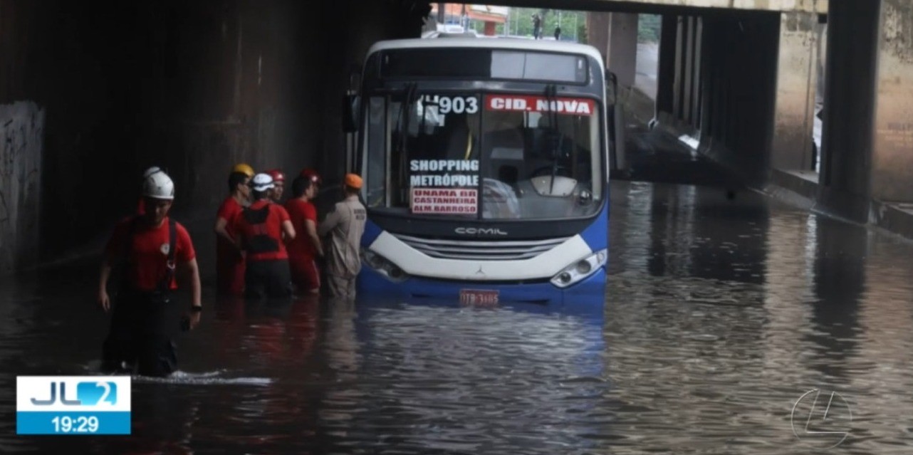 Passageiros de ônibus são socorridos após túnel do entroncamento alagar, em Belém