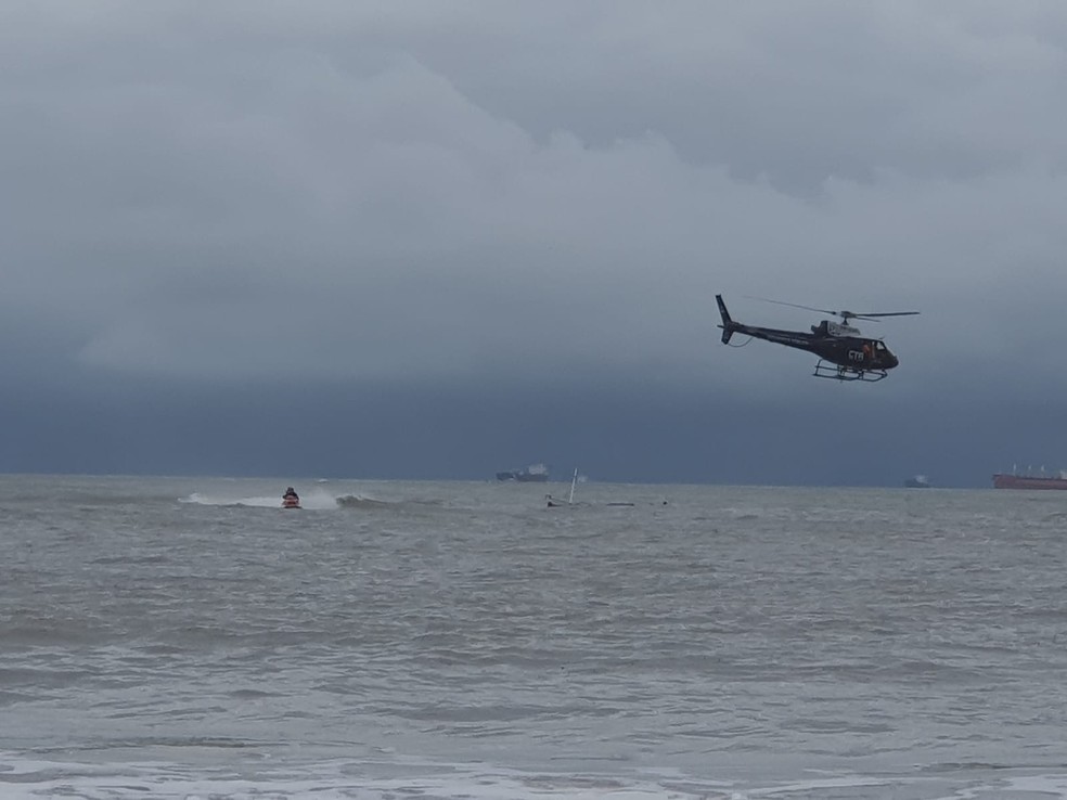 Barco com seis ocupantes naufraga na orla de São Luís (MA) — Foto: Divulgação/Corpo de Bombeiros
