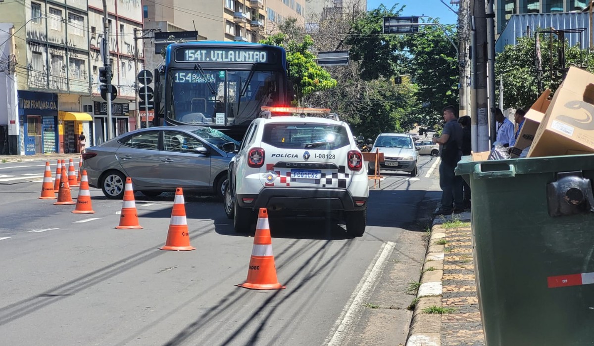 Acidente entre carro e ônibus deixa três pessoas feridas na Avenida Doutor Moraes Salles em Campinas