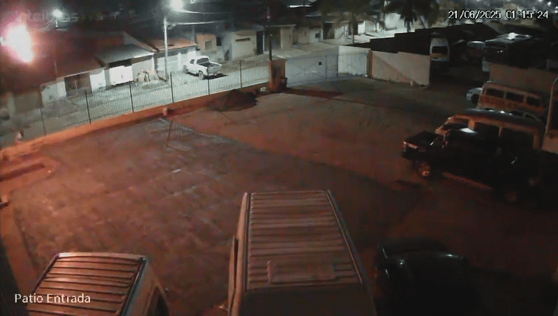 VÍDEO: empresa sofre ataque com coquetéis molotov e guardas pulam grade para conter chamas em Itapeva