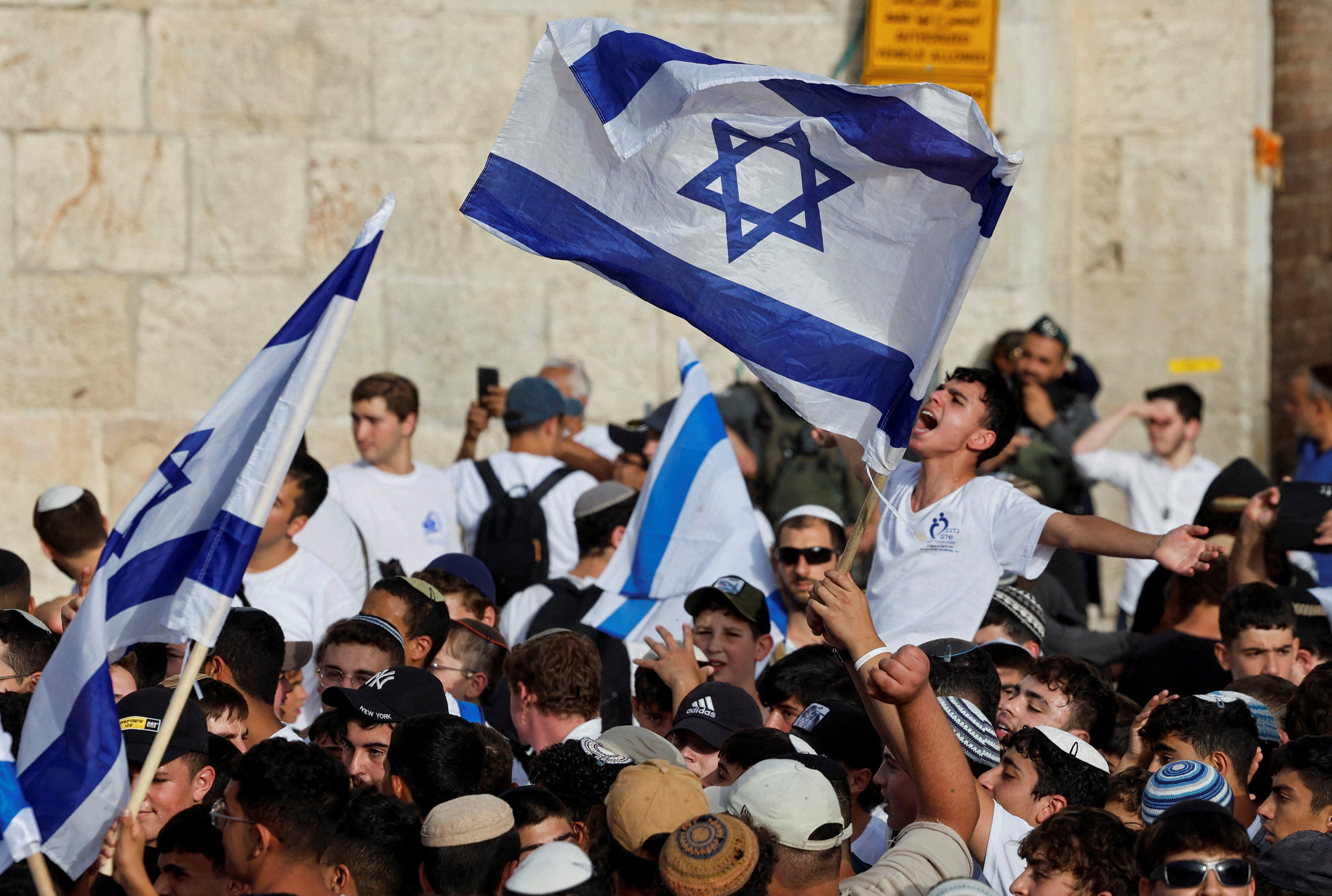 Israelenses de extrema direita confrontam palestinos em ato em Jerusalém