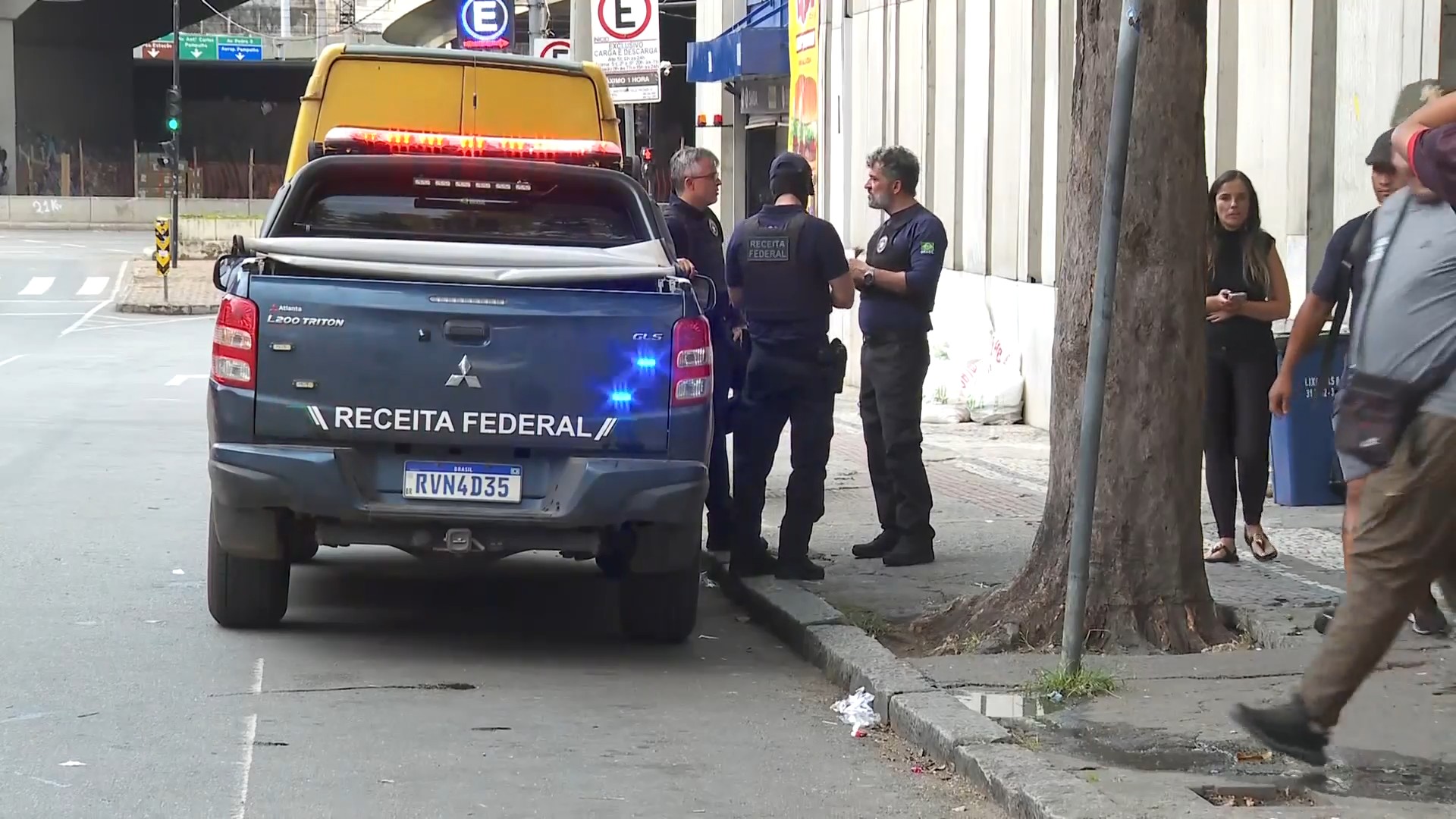 Operação da Receita Federal apreende mercadorias e prende dois homens em shopping popular de BH