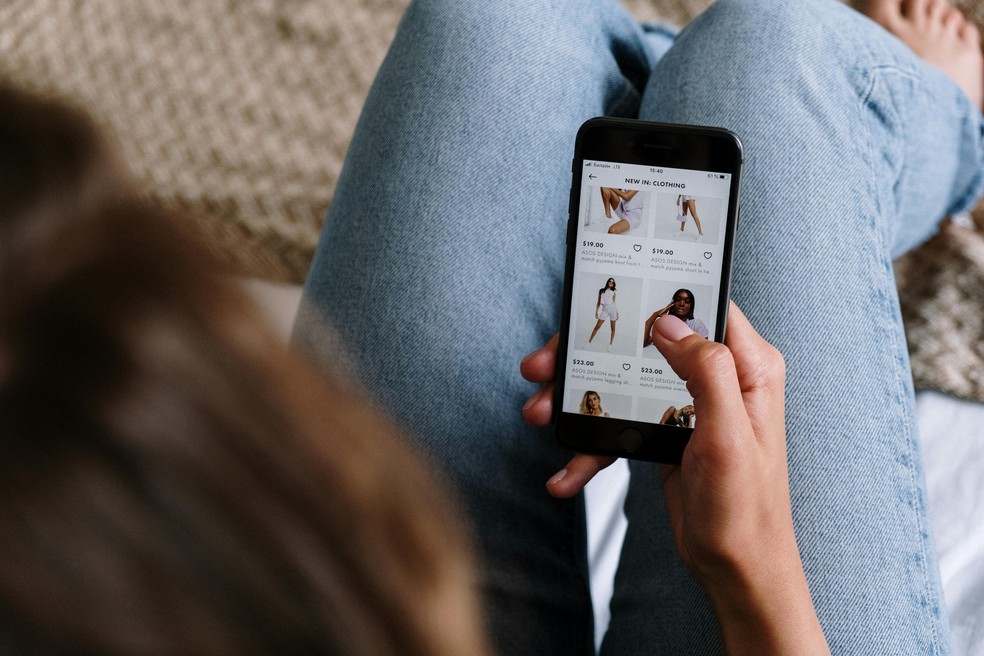 Pessoa comprando on-line no celular — Foto: Cottonbro Studio/Pexels