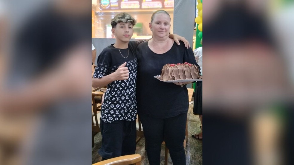 design-sem-nome-81- Adolescente é filmado ajoelhado em oração pela mãe após carro capotar em rodovia: 'Livramento', diz mulher