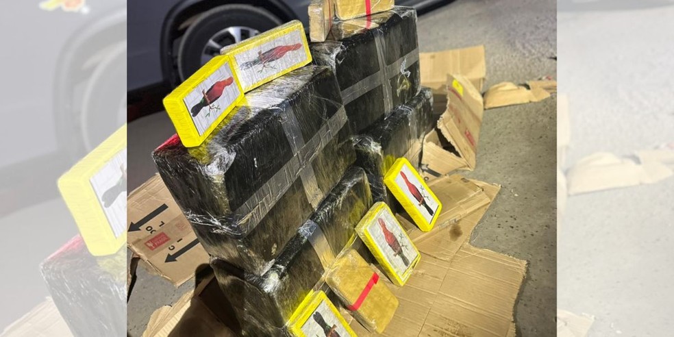 1 de 1
A Pol&iacute;cia Militar Rodovi&aacute;ria apreendeu 130 kg de pasta base de coca&iacute;na na noite de quarta-feira (6), na Rodovia Marechal Rondon, em Cafel&acirc;ndia (SP). &mdash; Foto: Pol&iacute;cia Militar Rodovi&aacute;ria