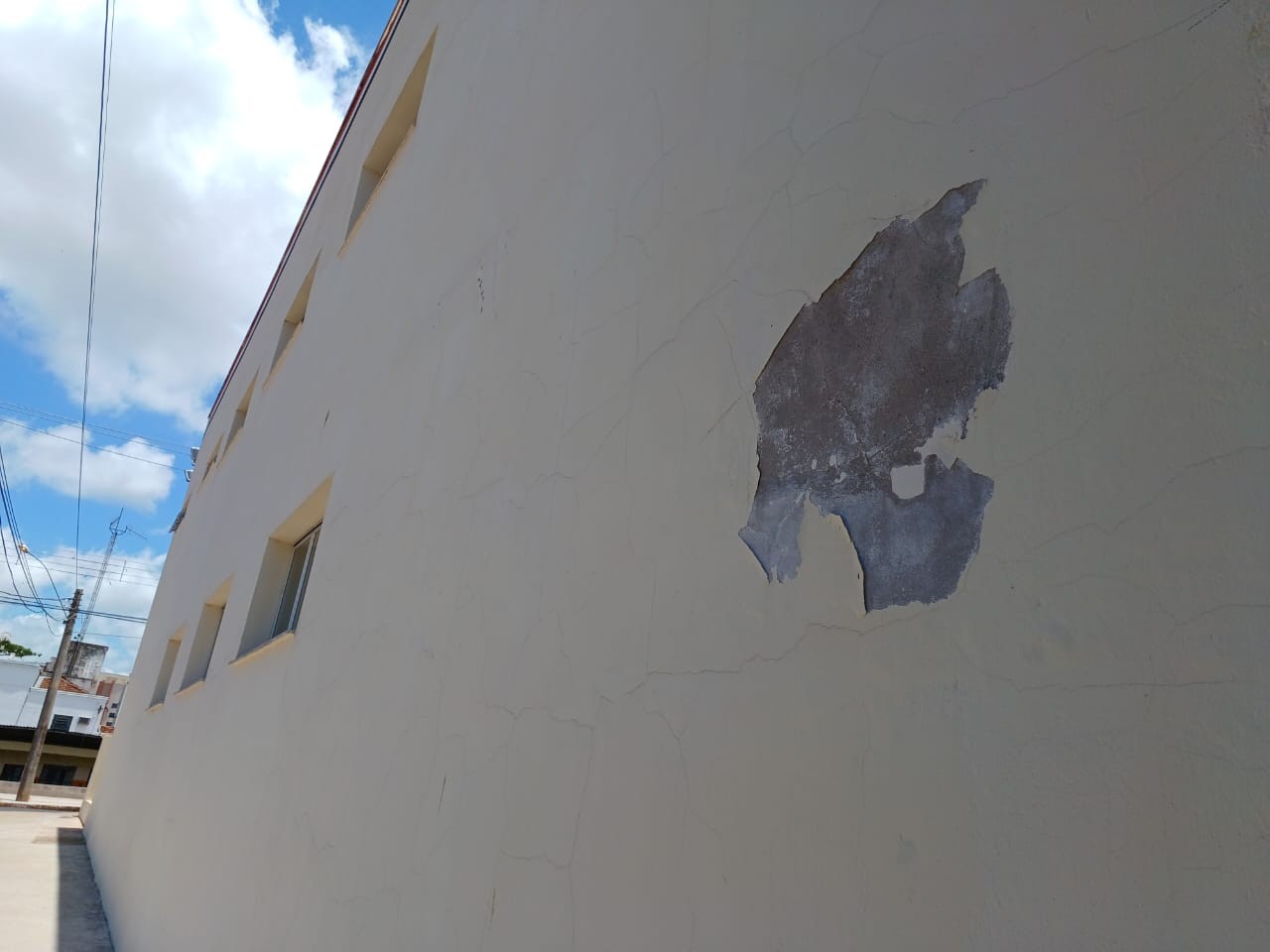 Apenas cinco meses após inauguração, prédio do Atende Prudente já apresenta danos na pintura e é alvo de questionamento