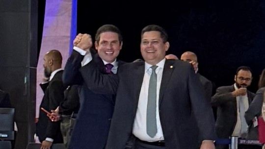 Alcolumbre e Motta tiram foto abraçados, em meio à tensão entre Senado e Câmara -