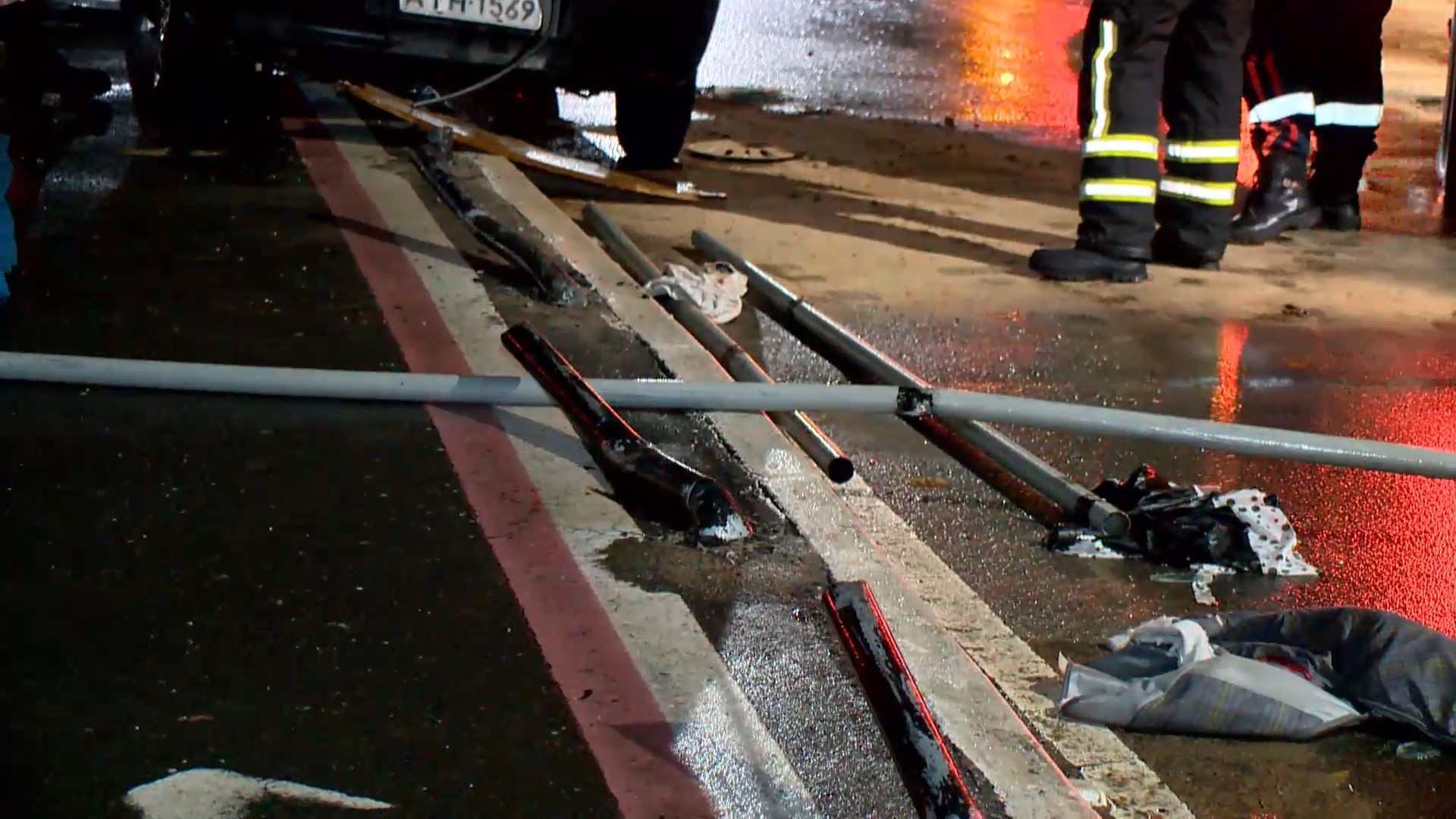 
Carro invade ciclovia, bate em grade de proteção e motorista morre na Leitão da Silva, em Vitória