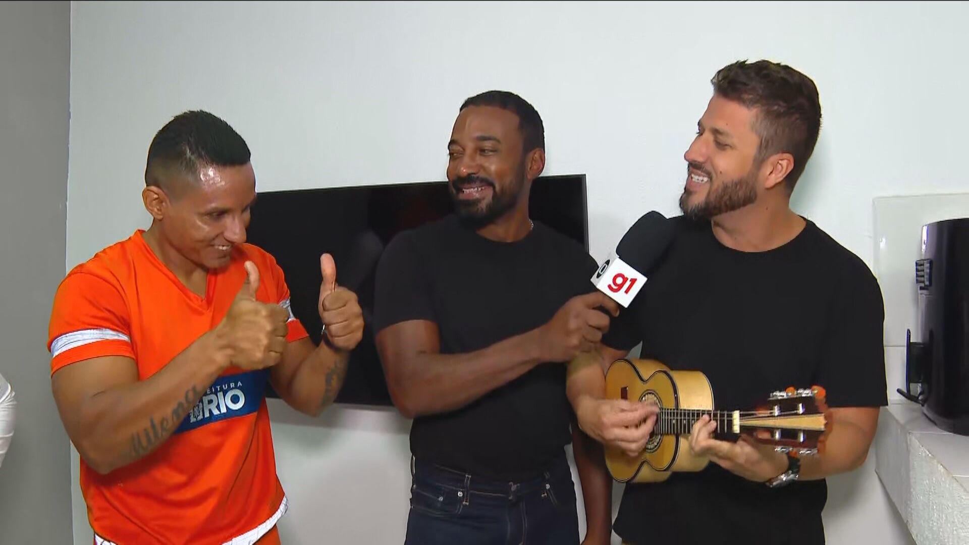 Gari que devolveu dinheiro e pertences de cantor ganha música em homenagem pelo gesto no Rio