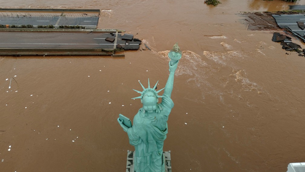 3 de maio - Imagem aérea mostra área de enchente em Lajeado, Rio Grande do Sul — Foto: Jeff Botega/Agencia RBS via Reuters