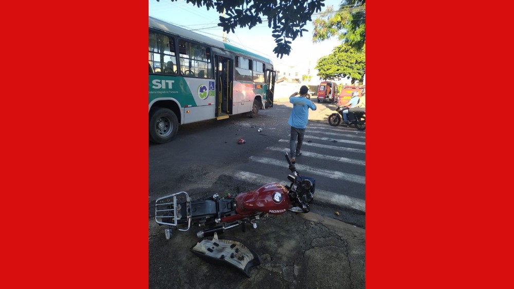 Motociclista fica ferido após batida com ônibus durante trajeto para o trabalho em Uberlândia