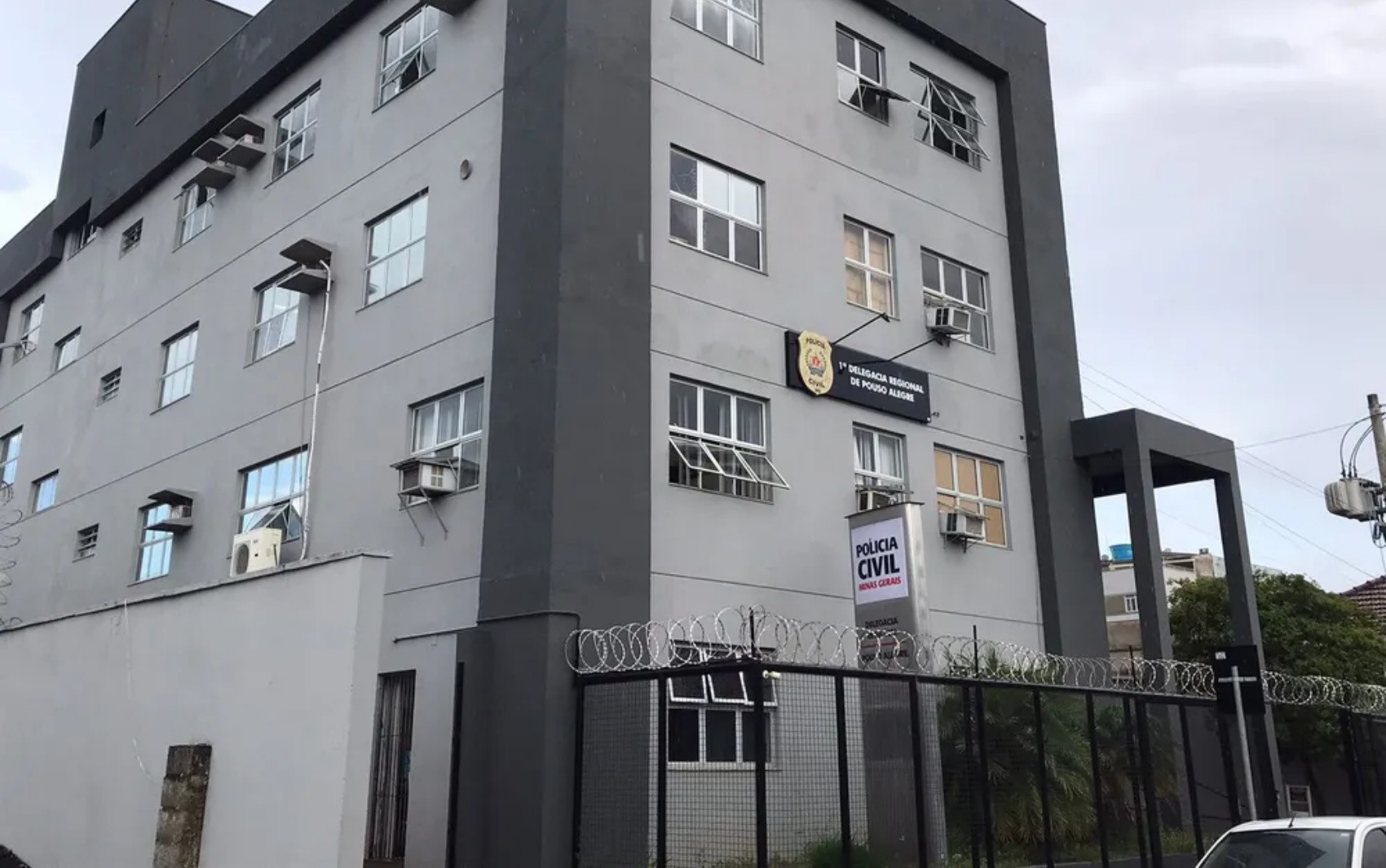 Mulher é presa após deixar filhos sozinhos em casa que pegou fogo em MG