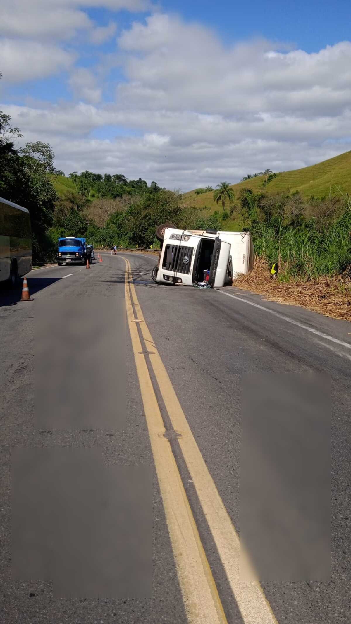 Carreta tomba na BR-393 e deixa homem ferido em Barra do Piraí
