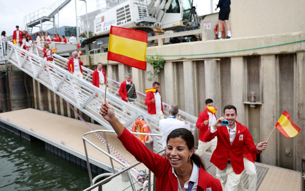 Atletas da Espanha chegam à cerimônia de abertura das Olimpíadas de 2024 — Foto: Violeta Santos Moura/via Reuters