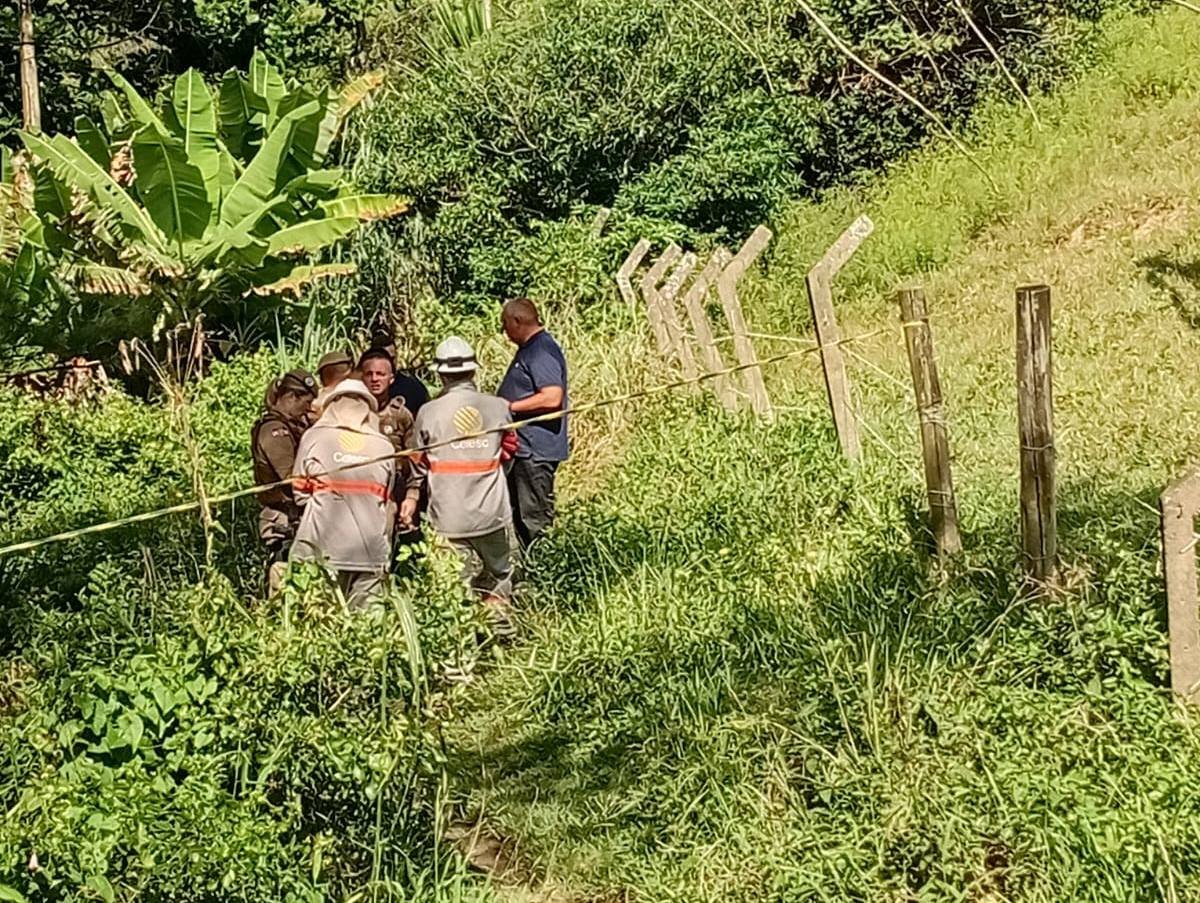 Pai e filha uruguaios morrem em trilha para praia de SC após levarem choque de fio caído no chão