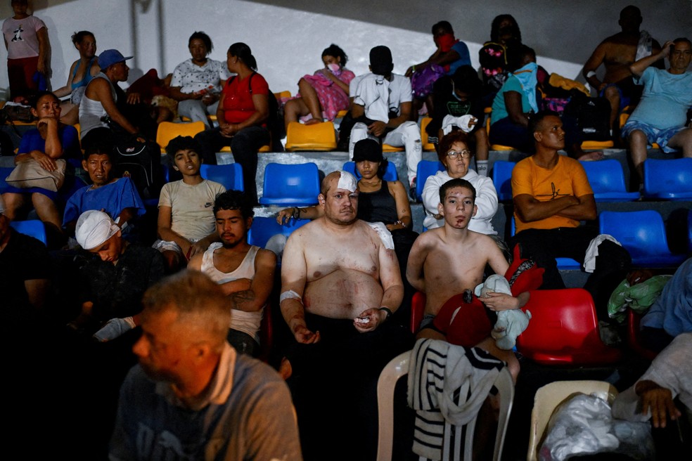 Pessoas recebem tratamento em um hospital de campanha após os terremotos em La Guaira, Venezuela, em 24 de junho de 2026 — Foto: REUTERS/Maxwell Briceno