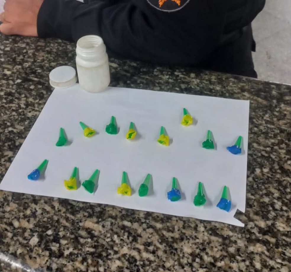 Apreensão de droga no bairro Ururaí, em Campos — Foto: PM