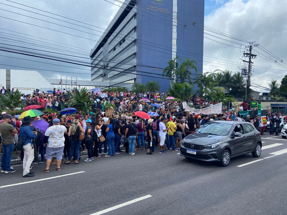 Professores da rede pública estadual protestam em frente à Aleam, em Manaus  — Foto: José Carlos Amorim/Rede Amazônica 