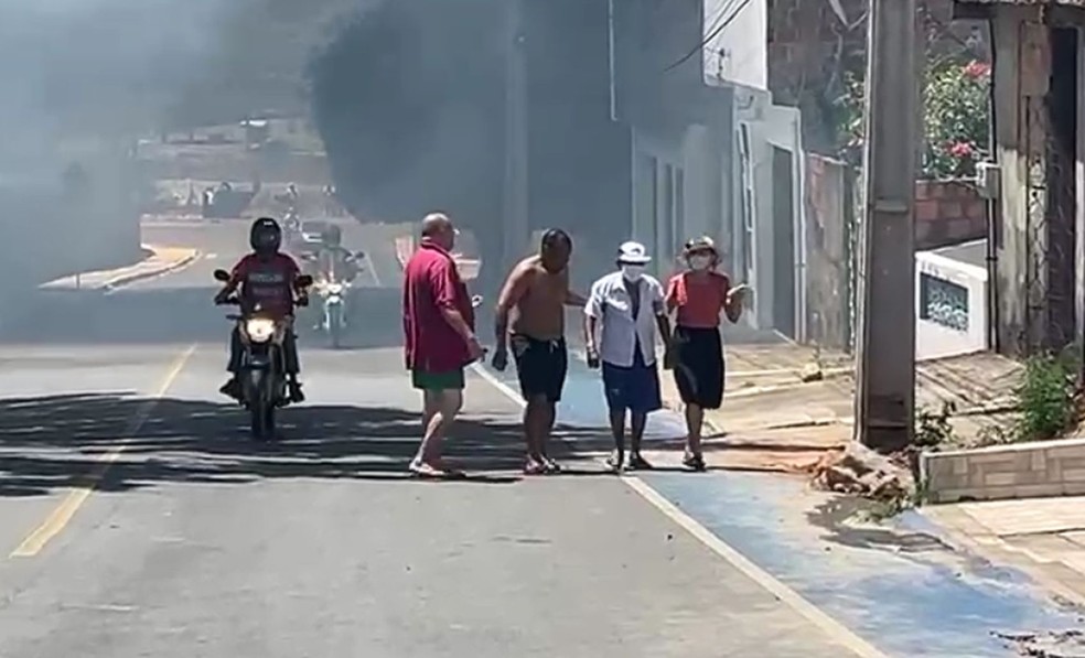 Devido à fumaça, moradores deixam às casas durante incêndio em Aracaju. — Foto: Leonardo Barreto/ TV Sergipe