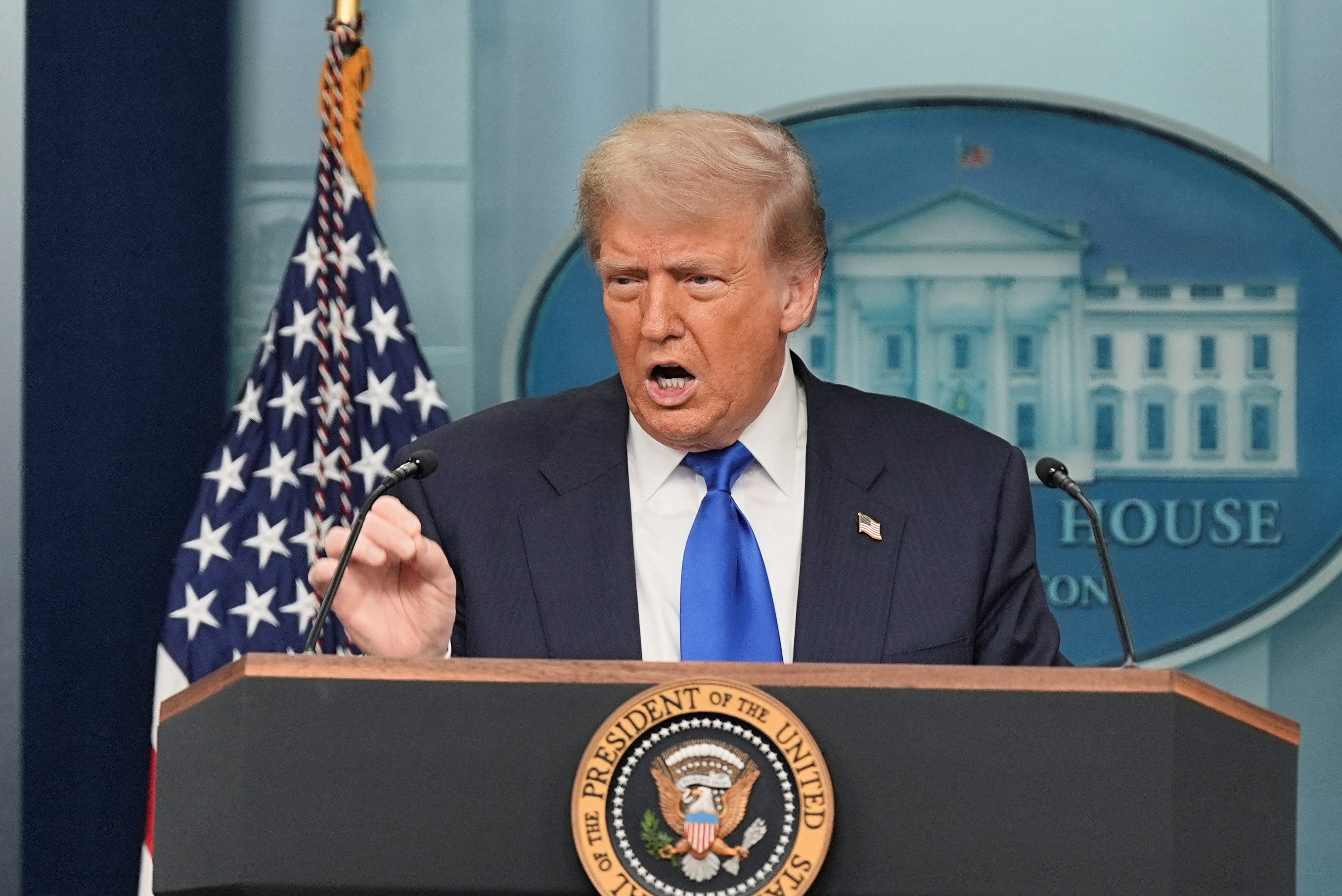 Trump anuncia fim de negociações com o Canadá e ameaça elevar tarifas contra o país