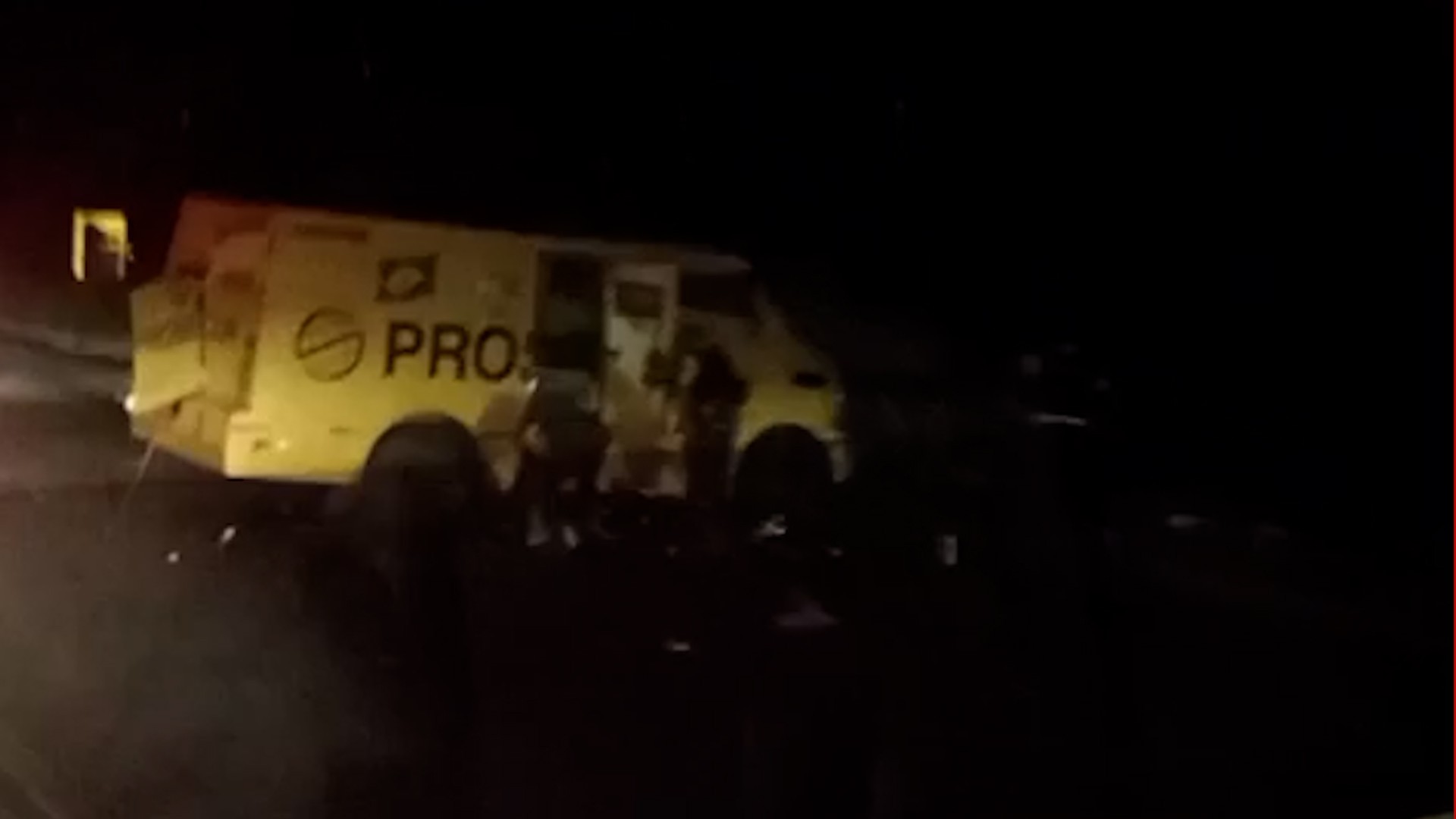 Carro-forte é explodido em assalto e rodovia é interditada na BR-010, no MA; VÍDEO