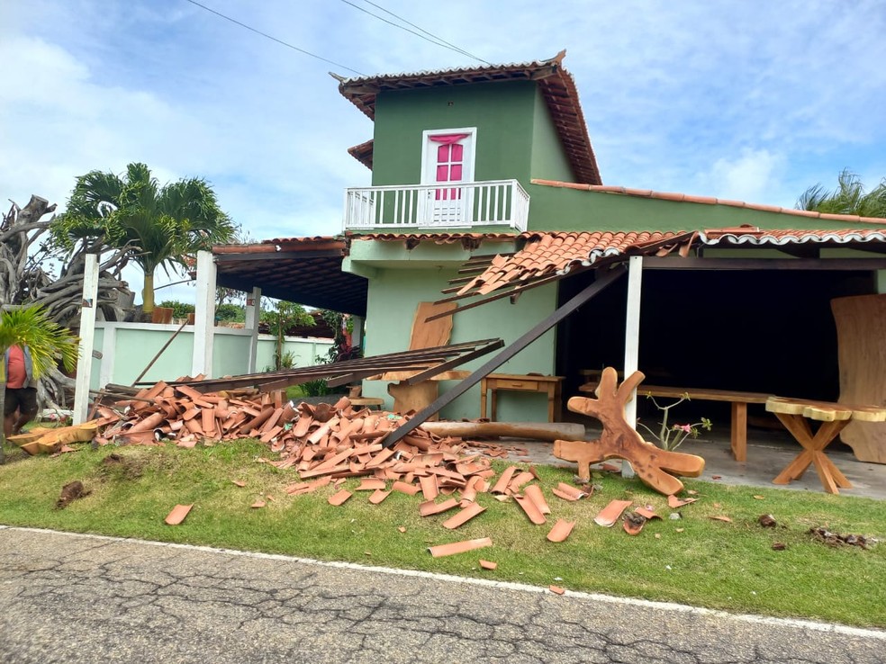 Casa é parcialmente destruída após ser atingida por viatura da PM na Grande Natal — Foto: Cedida