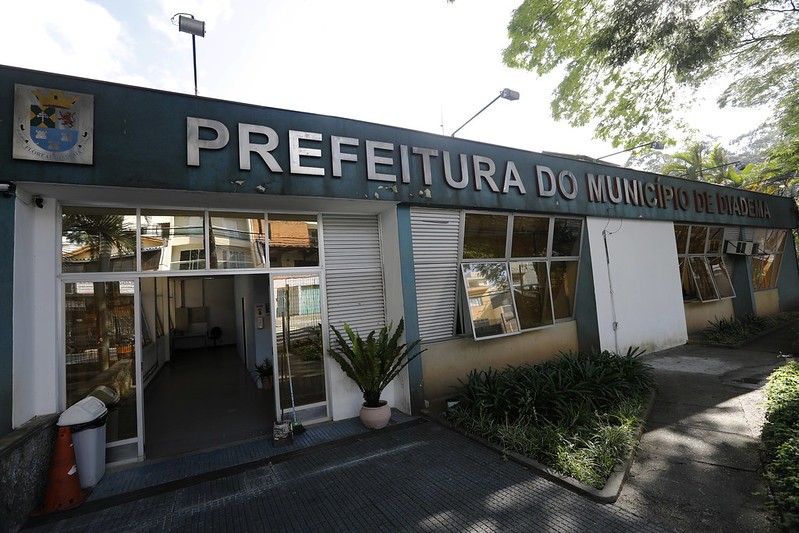 Confusão na Prefeitura de Diadema termina com policial ferido e vidros quebrados