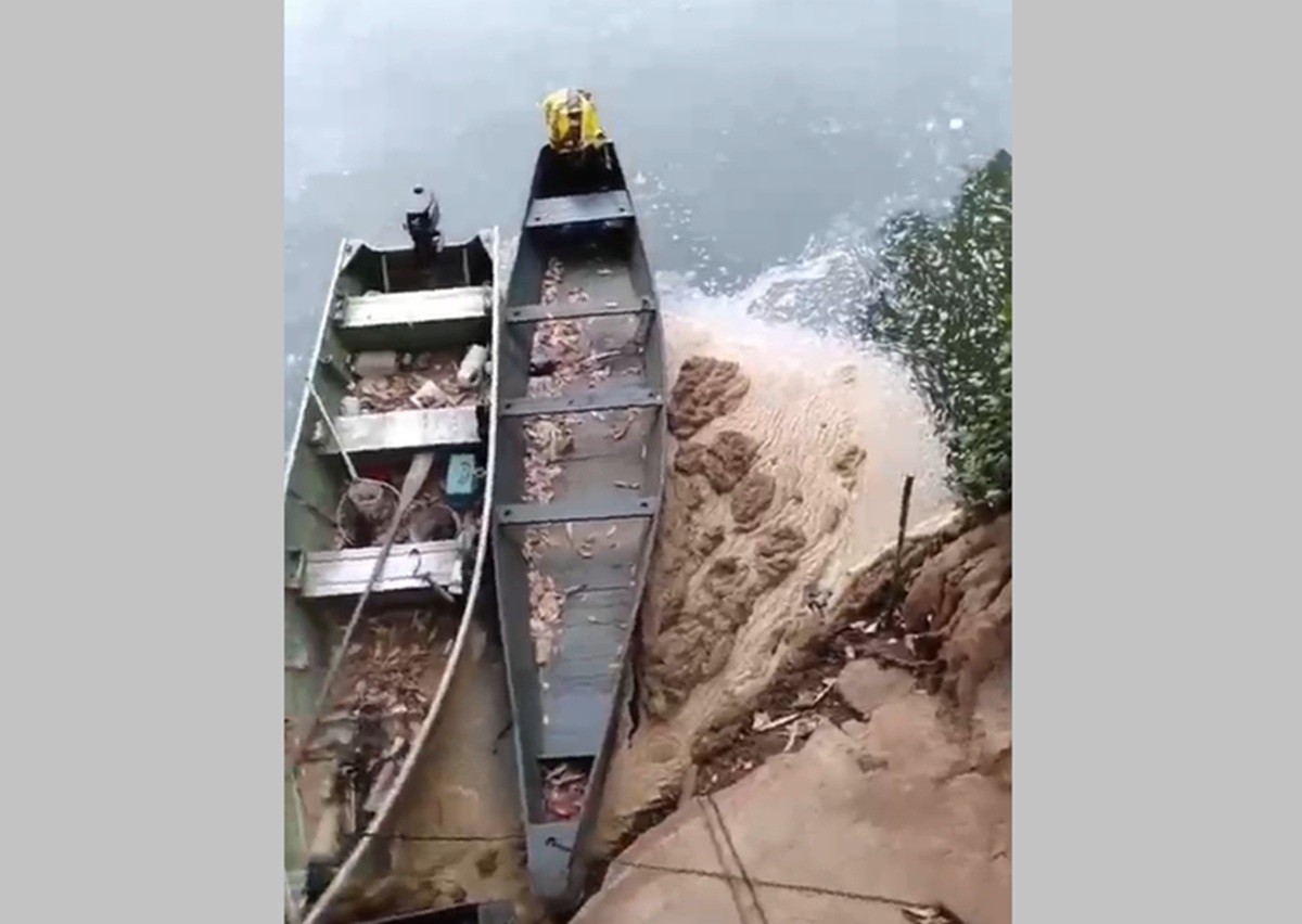 Espuma volta a cobrir trechos do Rio Pomba e preocupa moradores de Aperibé e Santo Antônio de Pádua