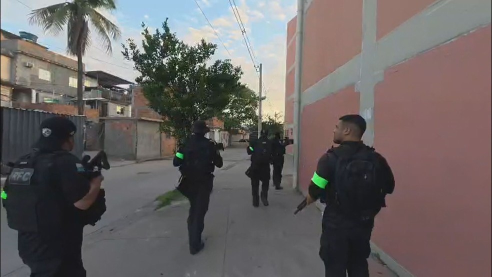 Polícia faz operação em Manguinhos — Foto: Reprodução/TV Globo