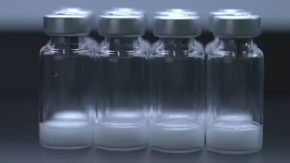 Doses da Butantan DV, primeira vacina do mundo em dose única contra a dengue. — Foto: Jornal Nacional/Reprodução