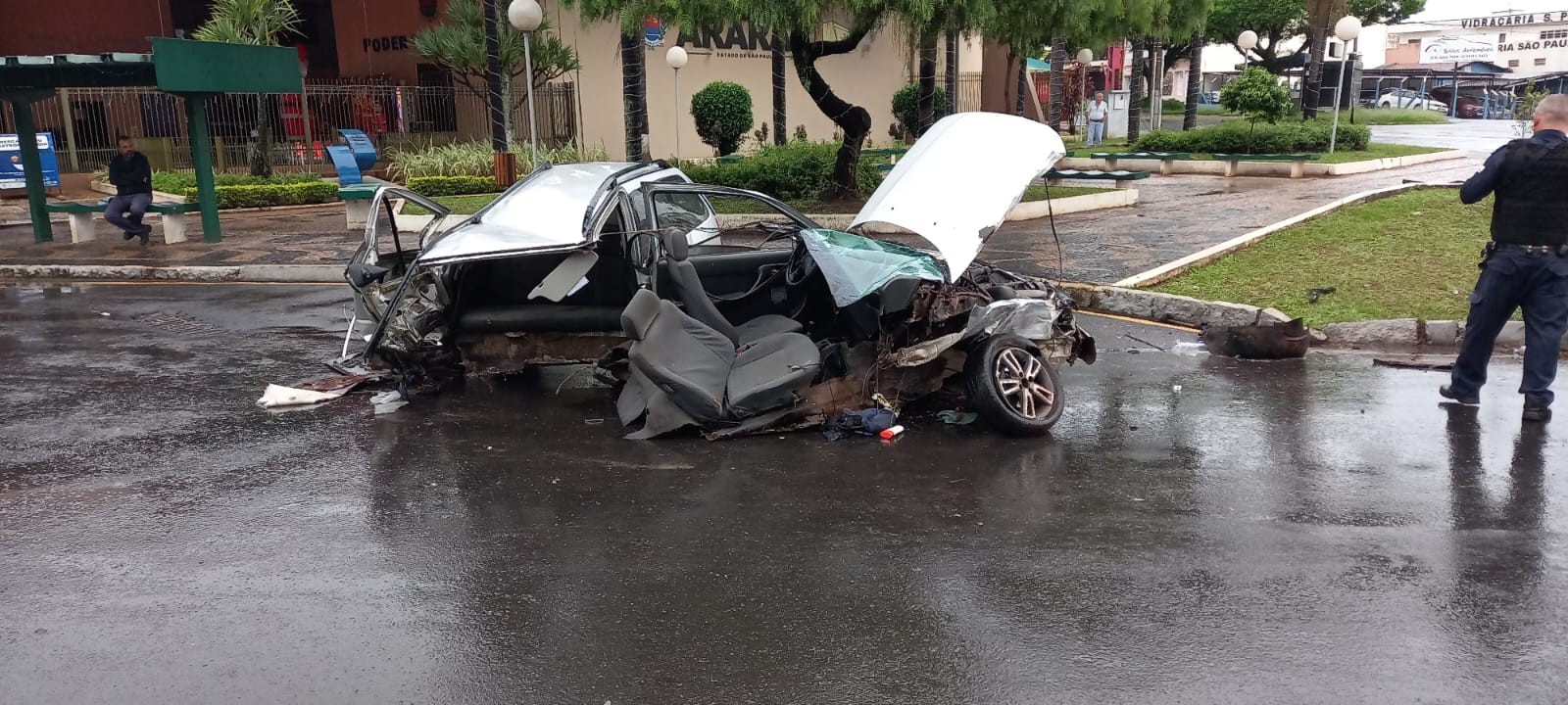 VÍDEO: motorista embriagado e sem CNH é preso após atingir poste e partir carro ao meio