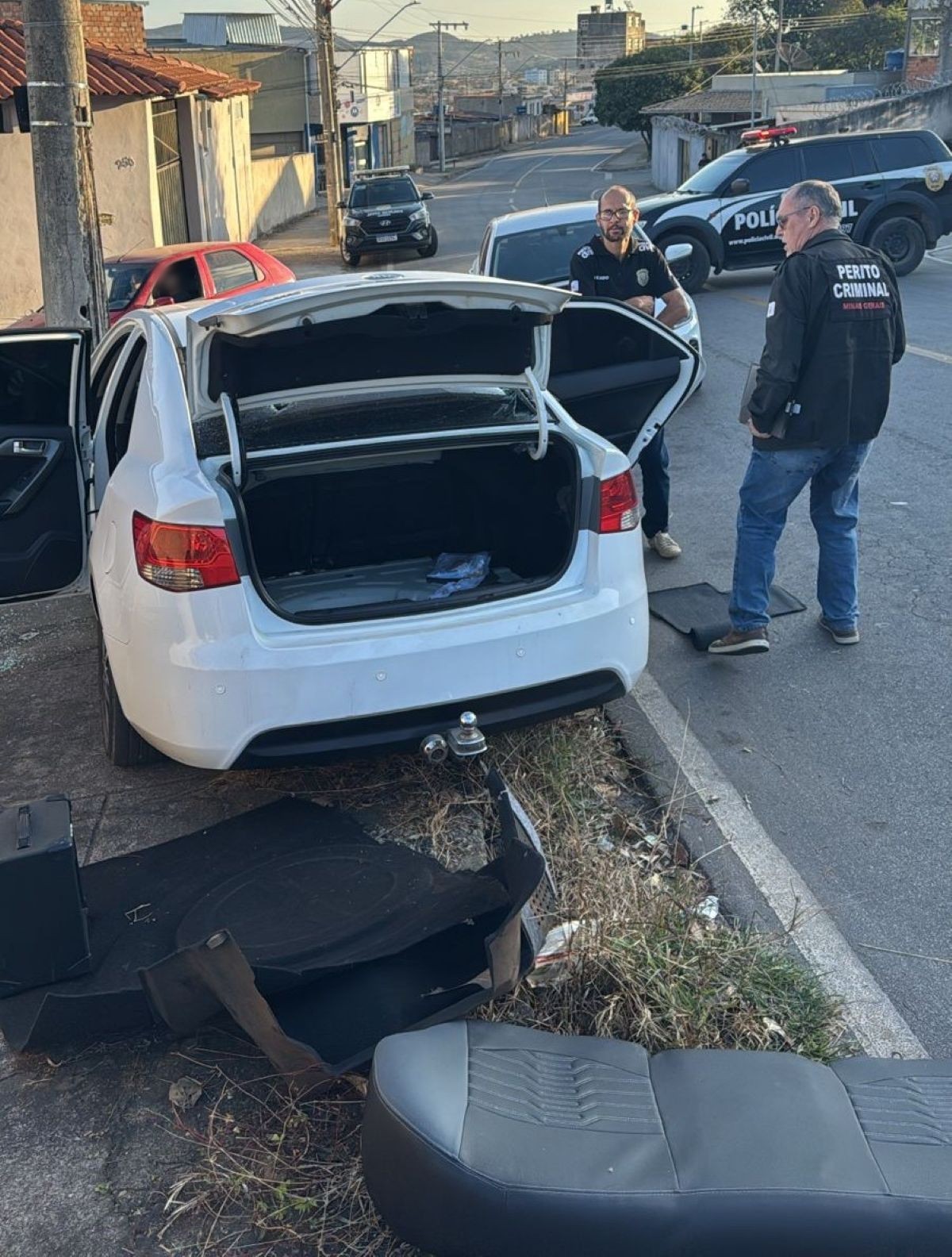 Fuga com carro clonado termina em acidente, troca de tiros e trio preso em Itaúna