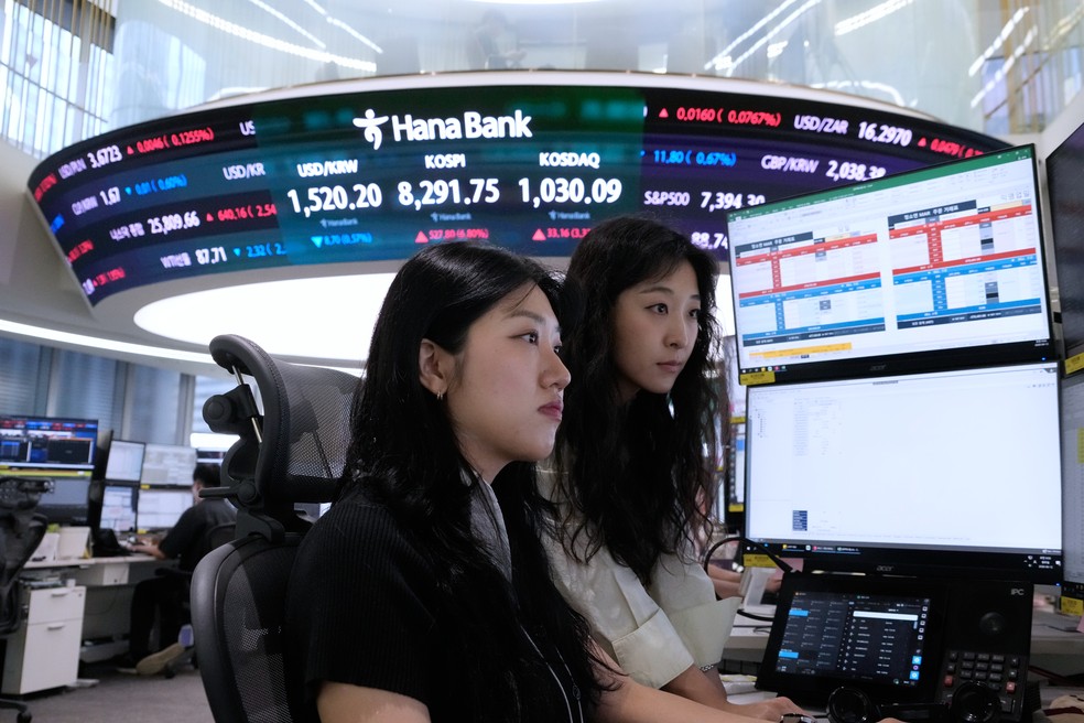 Operadores de câmbio observam monitores na sala de negociações de moedas estrangeiras na sede do Hana Bank em Seul, Coreia do Sul. — Foto: Ahn Young-joon / AP