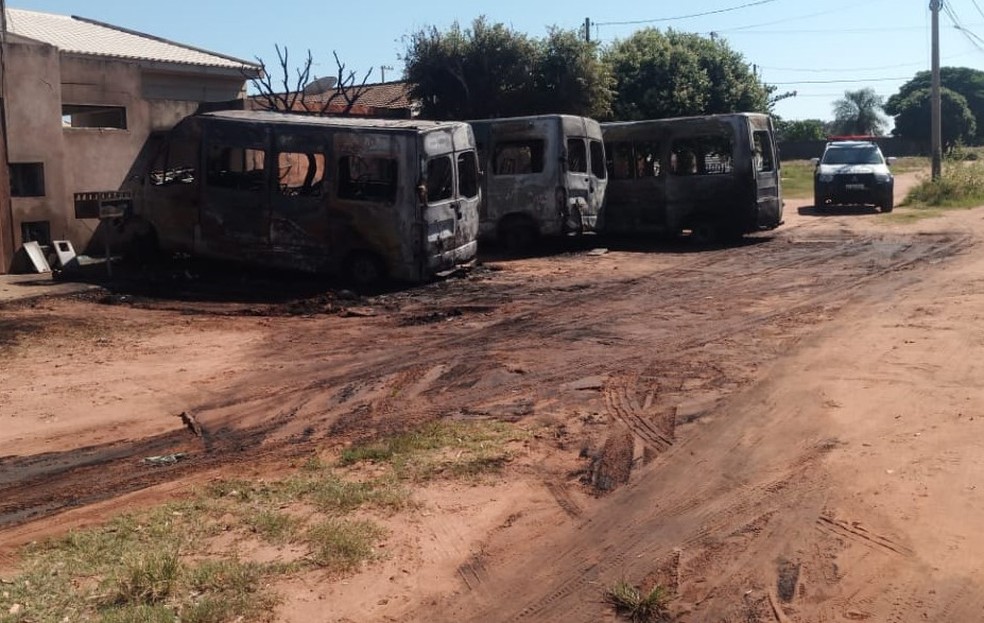 Três vans escolares e um carro ficam totalmente destruídos após incêndio durante a madrugada, em Presidente Epitácio (SP) — Foto: Polícia Civil