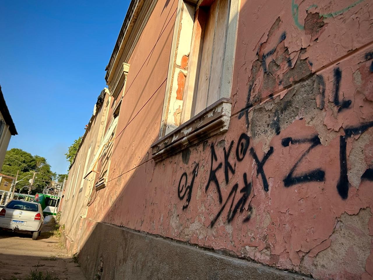 O casarão fica próximo ao Beco do Candeeiro — Foto: Stephane Gomes