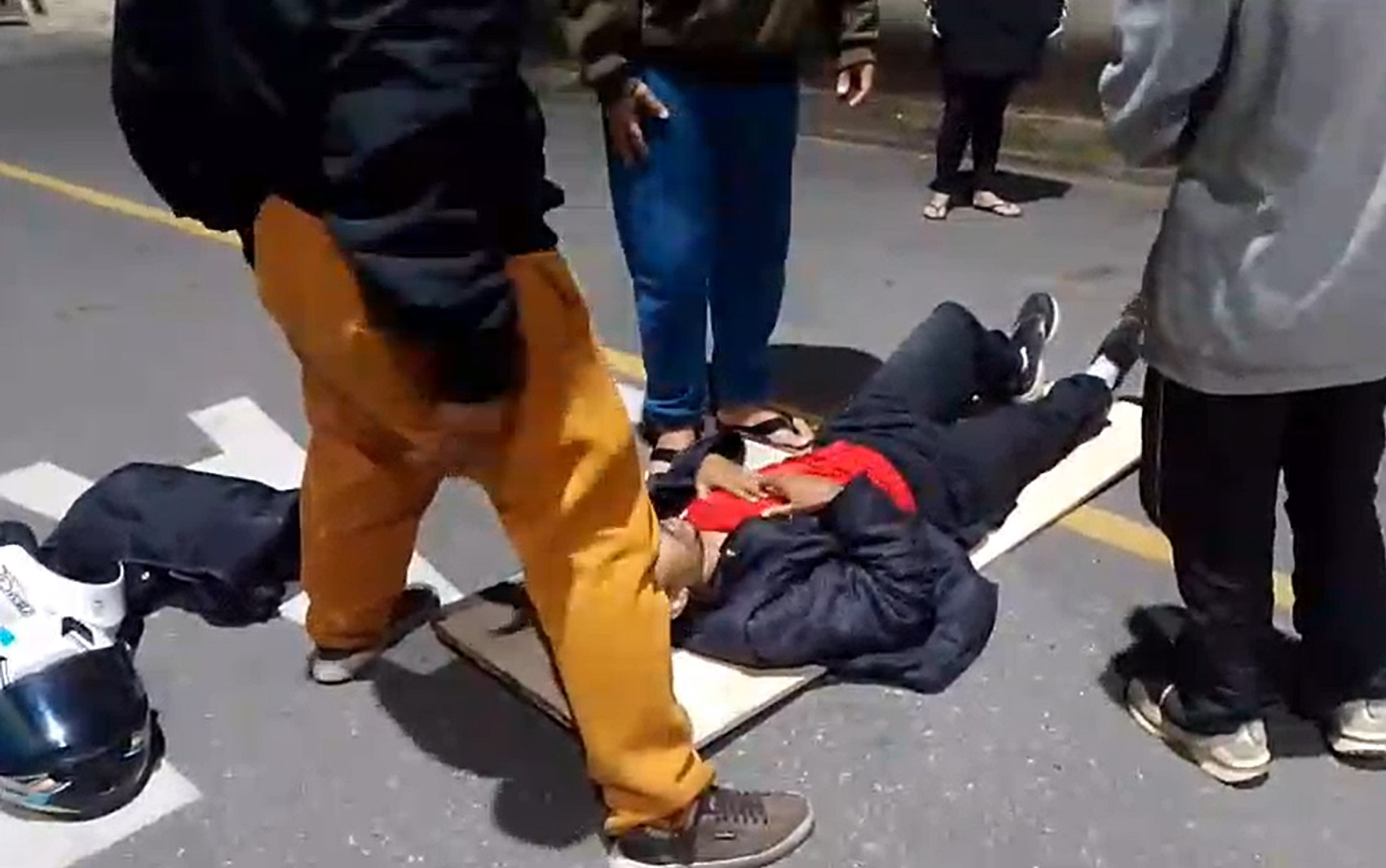 Moradores improvisam maca para socorrer vítima de acidente perto de UPA em Pouso Alegre; veja VÍDEO