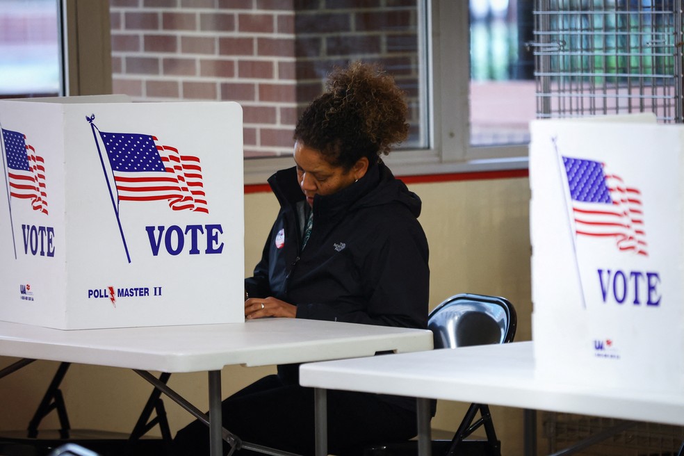 Midterms - Eleitora preenche cédula de votação em Harrisburg, na Pensilvânia (EUA) — Foto: REUTERS/Mike Segar