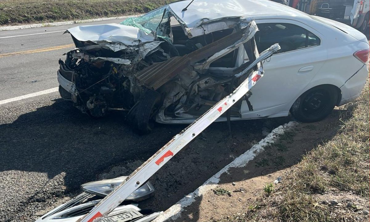 Caminhão Tomba Após Colisão com Carro Que Transportava Cinco Pessoas da Mesma Família na Bahia