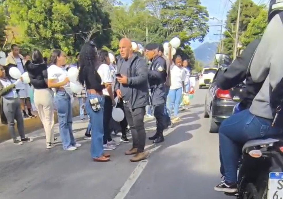 Manifestantes em frente à delegacia em Nova Friburgo