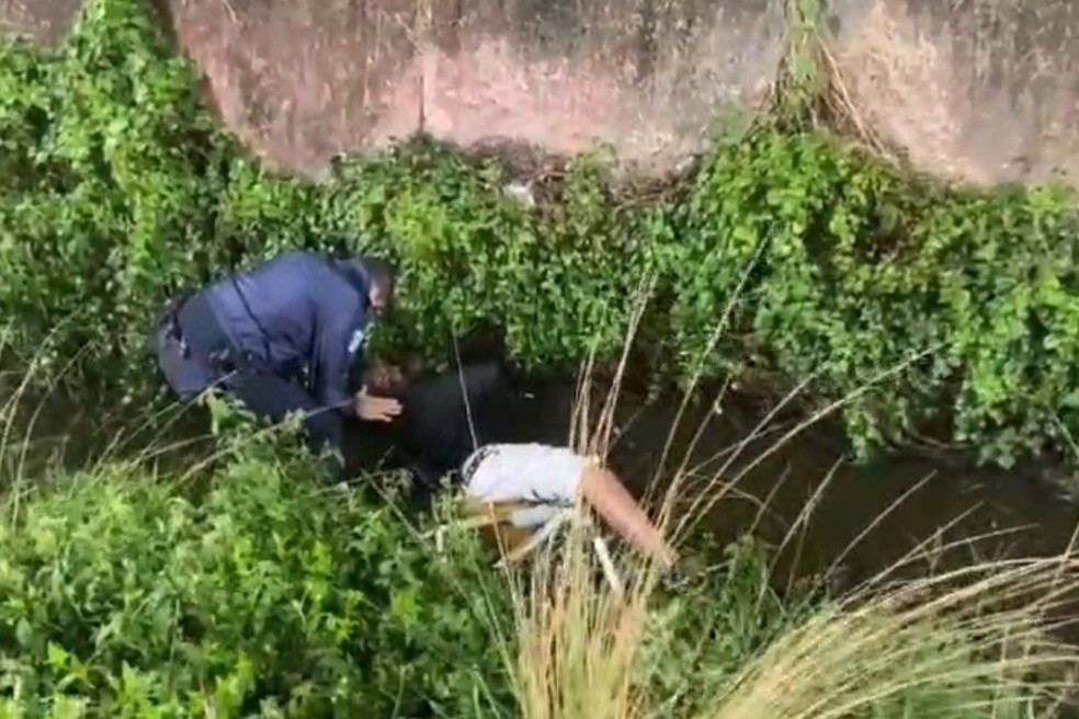 Homem foi resgatado e levado à pronto-socorro Central após passar mal e cair dentro de canal em Praia Grande (SP) — Foto: Arquivo Pessoal