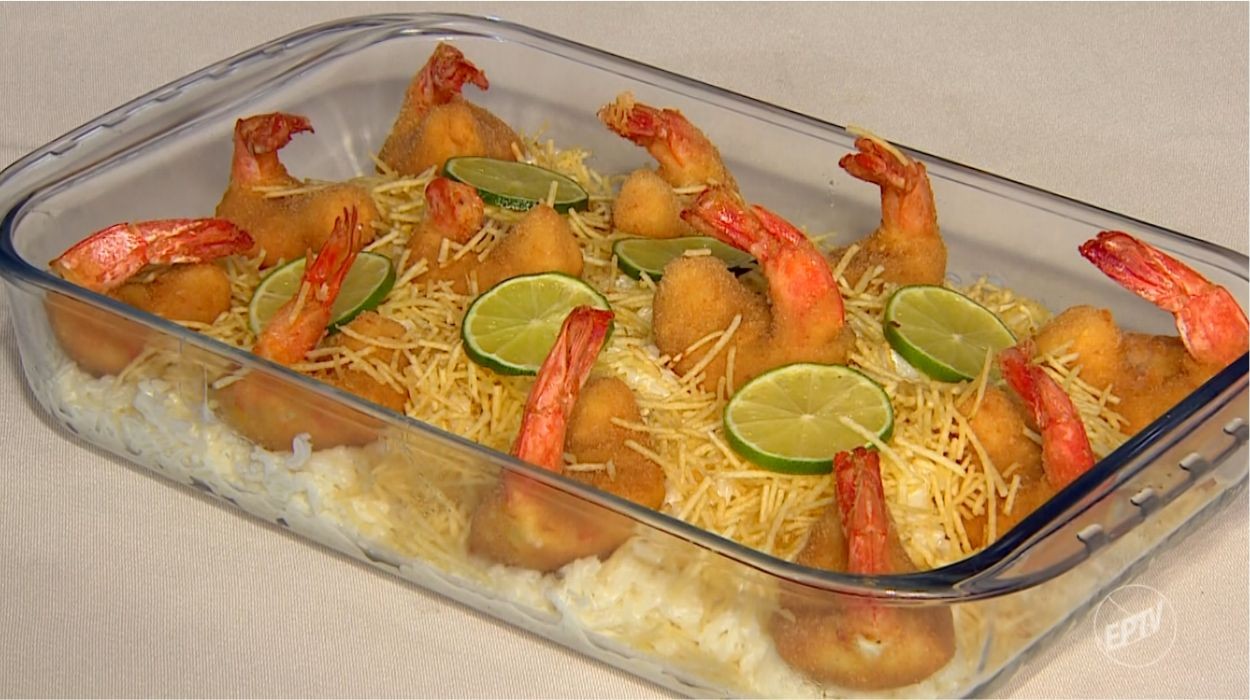 Aprenda a fazer camarão recheado com requeijão acompanhado de arroz cremoso