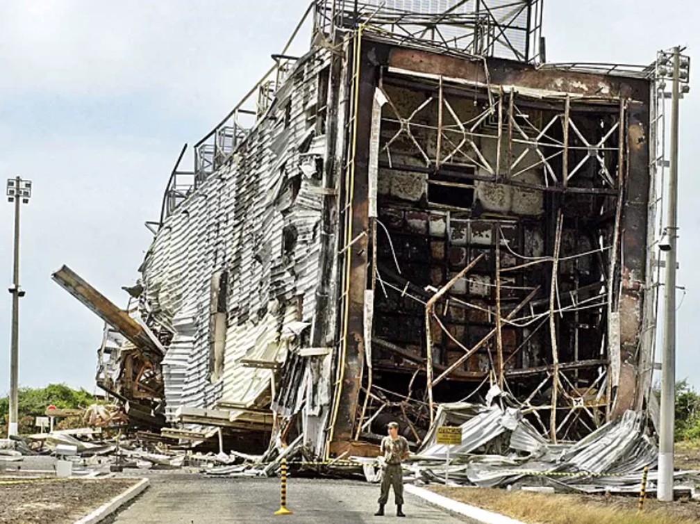 Escombros da torre de lan&ccedil;amento do VLS em Alc&acirc;ntara &mdash; Foto: Ed Ferreira/Estad&atilde;o Conte&uacute;do
