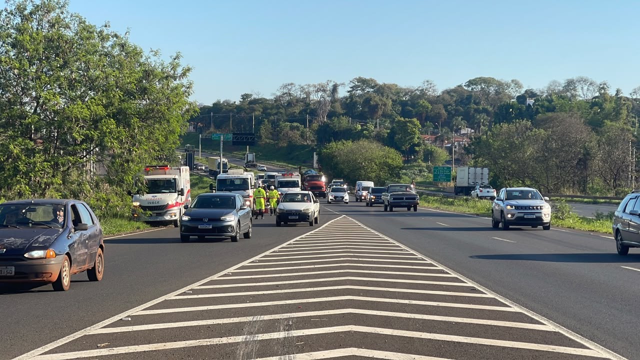 Homem morre atropelado ao parar carro no acostamento para pegar tambor que caiu de caminhão em rodovia 
