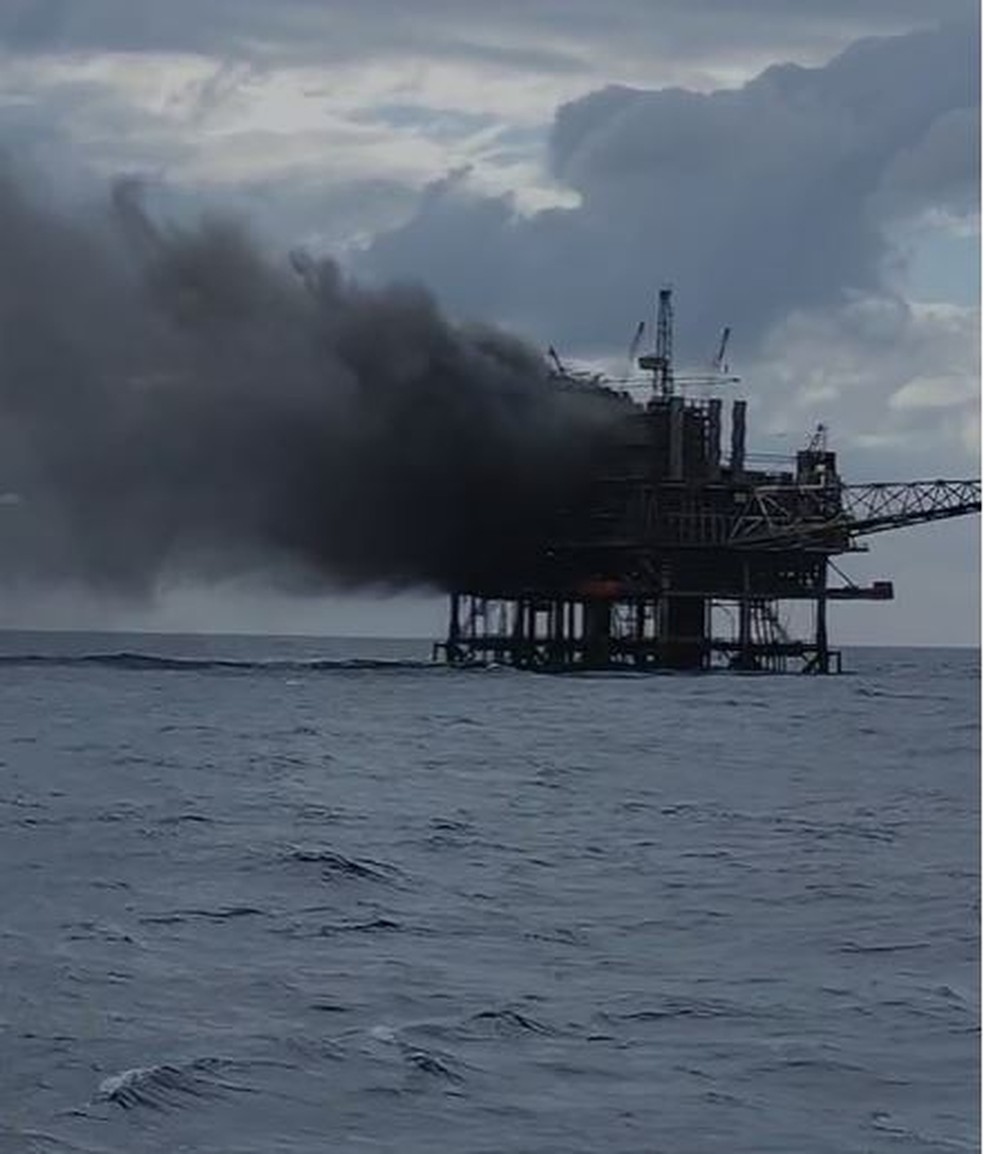 Plataforma de petróleo na Bacia de Campos pegou fogo — Foto: Reprodução