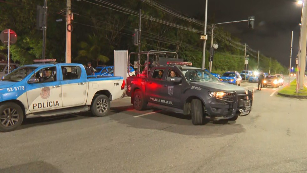 Policiais deixam o 31 BPM (Recreio) em direo as comunidades — Foto: Reproduo/TV Globo