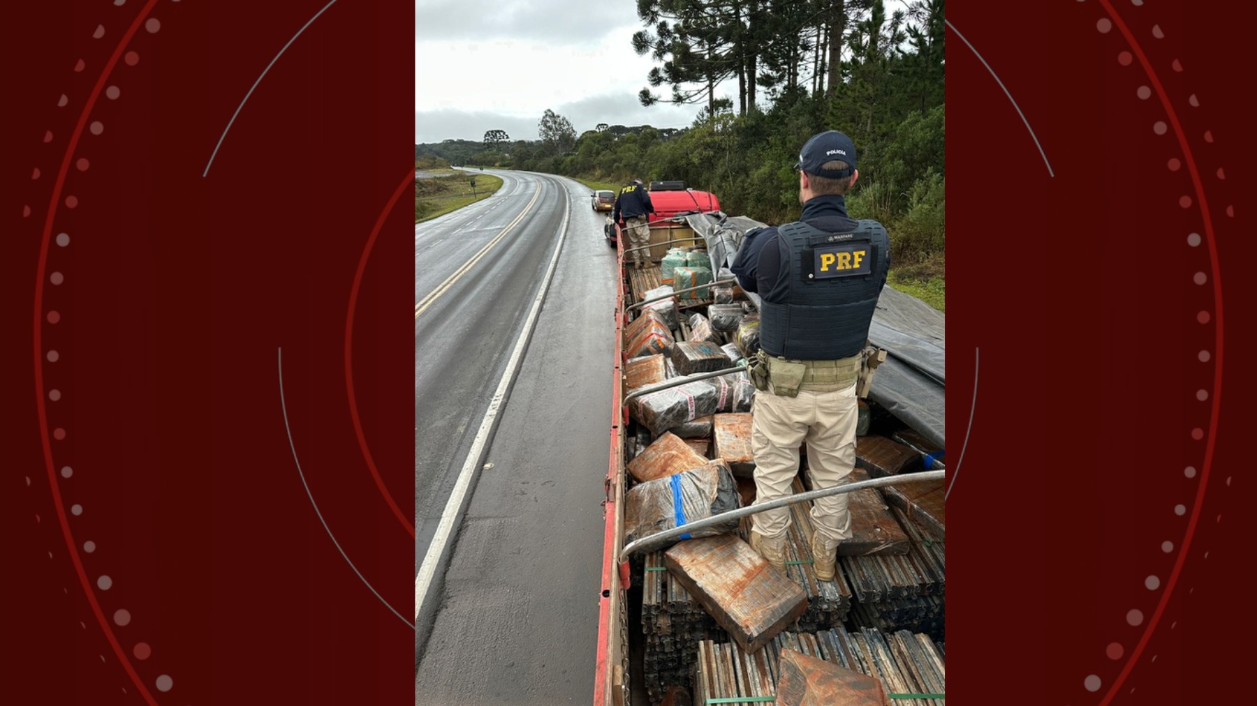 Caminhoneiro drogado e 'batedor' são pegos com 2,5 toneladas de maconha em abordagens aleatórias durante fiscalização no Paraná