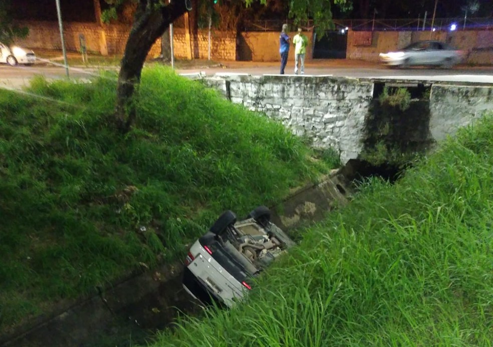 Carro capotado dentro do canal do baldo, em Natal — Foto: Cedida