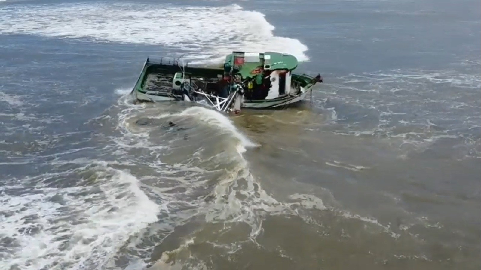 VÍDEO: barco de pesca vira no mar em Imbé, diz Corpo de Bombeiros