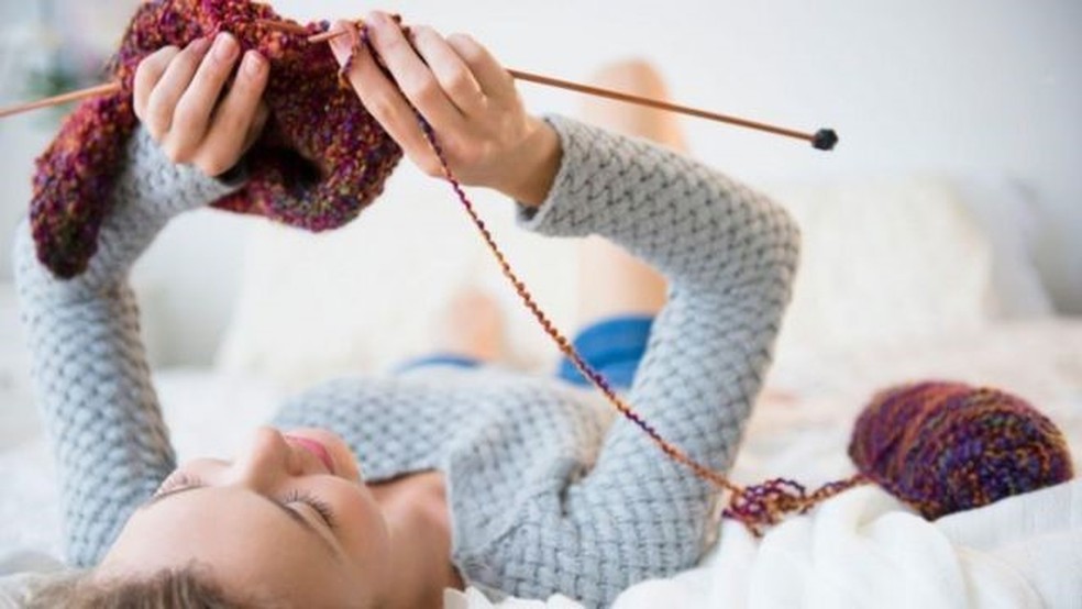 Se você gosta de tricotar, por exemplo, imagine-se produzindo uma manta — Foto: GETTY IMAGES via BBC